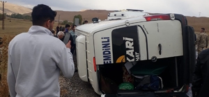Yolcu minibüsü devrildi: 10 yaralı