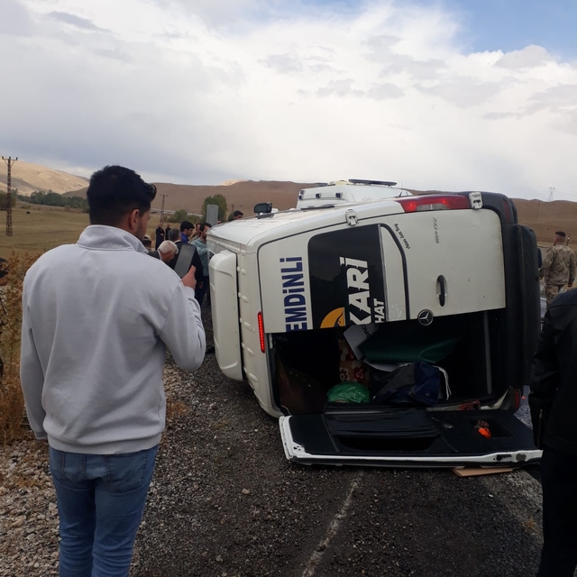 Yolcu minibüsü devrildi: 10 yaralı