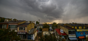 Özalp'te sağanak ve rüzgar etkili oldu