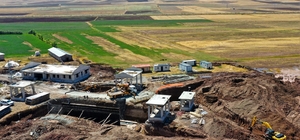 Saray ilçesinde yapılan Atıksu Arıtma Tesisi'nde çalışmalar sürüyor