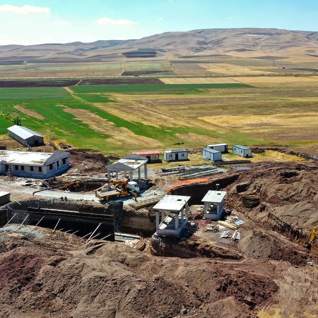 Saray ilçesinde yapılan Atıksu Arıtma Tesisi'nde çalışmalar sürüyor