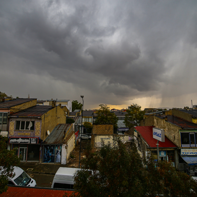 Özalp'te sağanak ve rüzgar etkili oldu