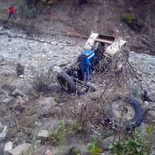 Sinop'ta uçuruma devrilen traktörün sürücüsü ağır yaralandı