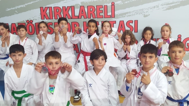 Gelibolulu genç karateciler müsabakadan madalyayla döndü