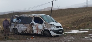 Van'da şarampole devrilen minibüsteki 4 kişi yaralandı