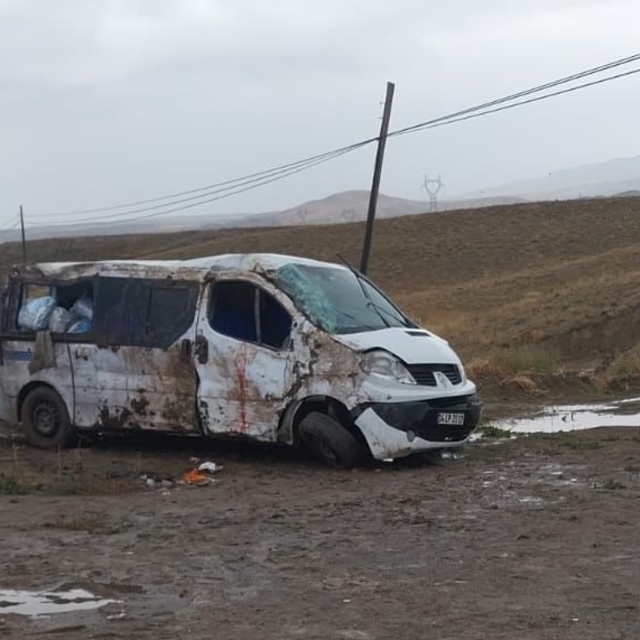 Van'da şarampole devrilen minibüsteki 4 kişi yaralandı
