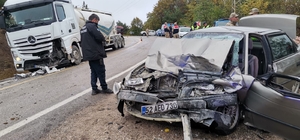 TIR ile otomobil kafa kafaya çarpıştı: 3 ölü, 3 yaralı