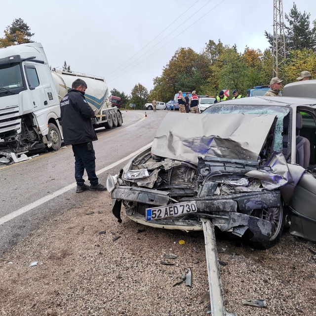 TIR ile otomobil kafa kafaya çarpıştı: 3 ölü, 3 yaralı