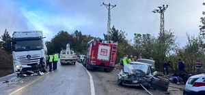 Ordu'da otomobil ile tırın çarpıştığı kazada 3 kişi öldü, 3 kişi yaralandı