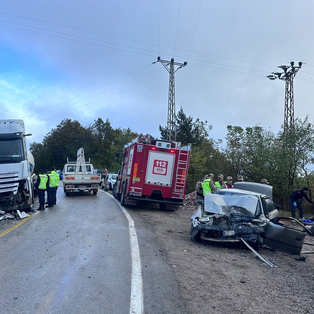 Ordu'da otomobil ile tırın çarpıştığı kazada 3 kişi öldü, 3 kişi yaralandı