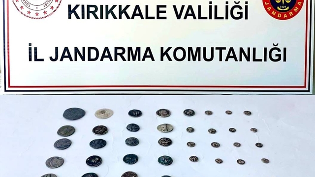 Kırıkkale'de yolcu otobüsündeki 2 yolcunun üzerinde 47 sikke ele geçirildi
