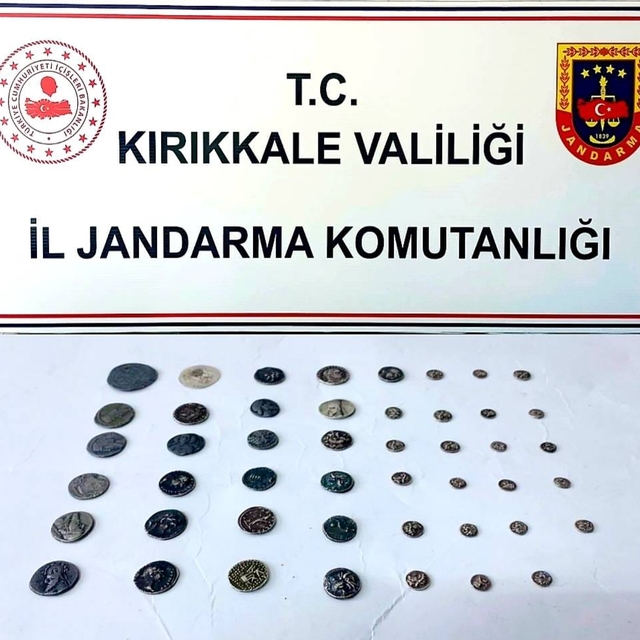 Kırıkkale'de yolcu otobüsündeki 2 yolcunun üzerinde 47 sikke ele geçirildi