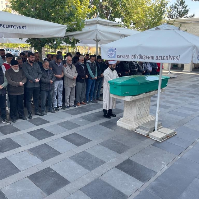 Kayseri'de kamyonun altında kalıp ölen engelli gencin cenazesi toprağa veri...