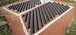 Uşak'ta kurulan güneş enerjisi santrali, köylerin sokak aydınlatmasını karş...