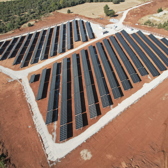 Uşak'ta kurulan güneş enerjisi santrali, köylerin sokak aydınlatmasını karş...