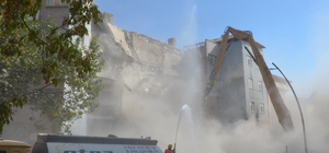 Afşin'de ağır hasarlı binalardaki yıkım çalışmaları sürüyor