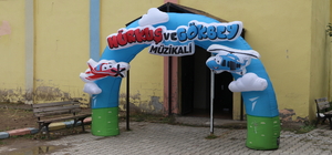 Güroymak'ta "Hürkuş ve Gökbey Müzikal Tiyatrosu" çocuklarla buluşturuldu