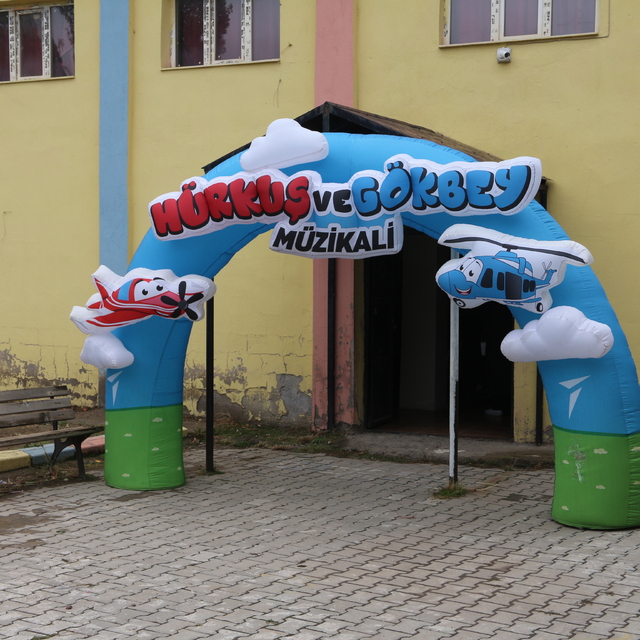 Güroymak'ta "Hürkuş ve Gökbey Müzikal Tiyatrosu" çocuklarla buluşturuldu