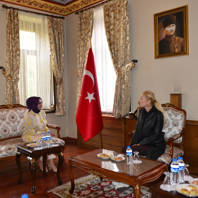 Kültür ve Turizm Bakanı Ersoy'un eşi Pervin Ersoy Ardahan'da tarihi mekanla...