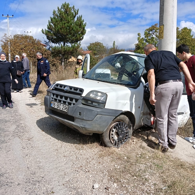 Rahatsızlanan annesini hastaneye yetiştirmeye çalışırken kaza yapan sürücü...