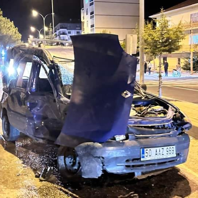Aksaray'da otomobille çarpışan hafif ticari aracın sürücüsü öldü, 2 kişi ya...