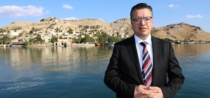 Halfeti Belediye Başkanı Şeref Albayrak, yıkılan otelle ilgili açıklamada b...