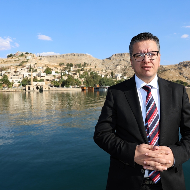 Halfeti Belediye Başkanı Şeref Albayrak, yıkılan otelle ilgili açıklamada b...