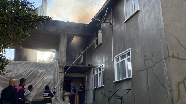 Bolu'da 2 katlı ev yangında hasar gördü