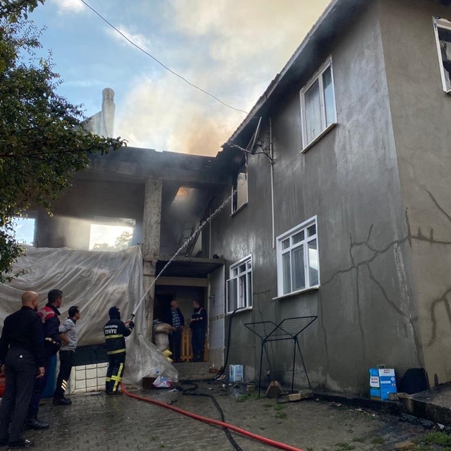 Bolu'da 2 katlı ev yangında hasar gördü