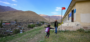 Cihan öğretmen, öğrencisi Zilan için yürüyerek gittiği mezrada yeniden göre...