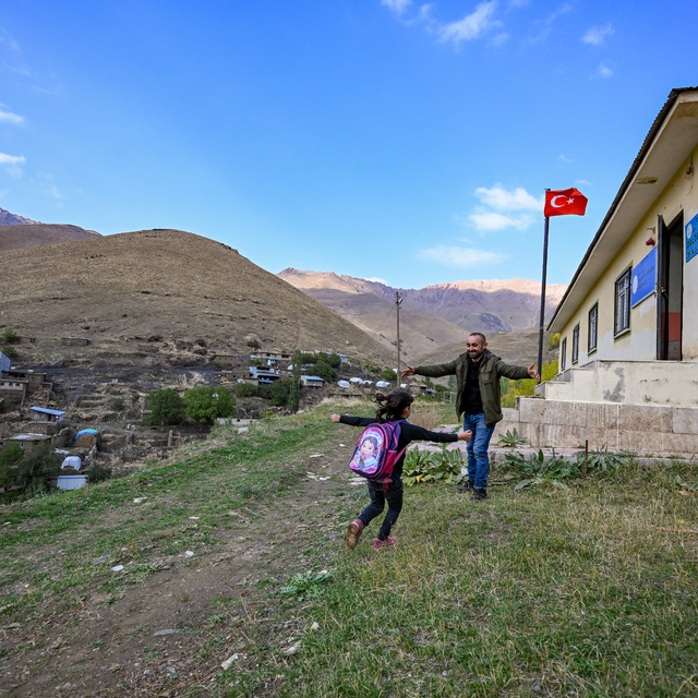 Cihan öğretmen, öğrencisi Zilan için yürüyerek gittiği mezrada yeniden göre...