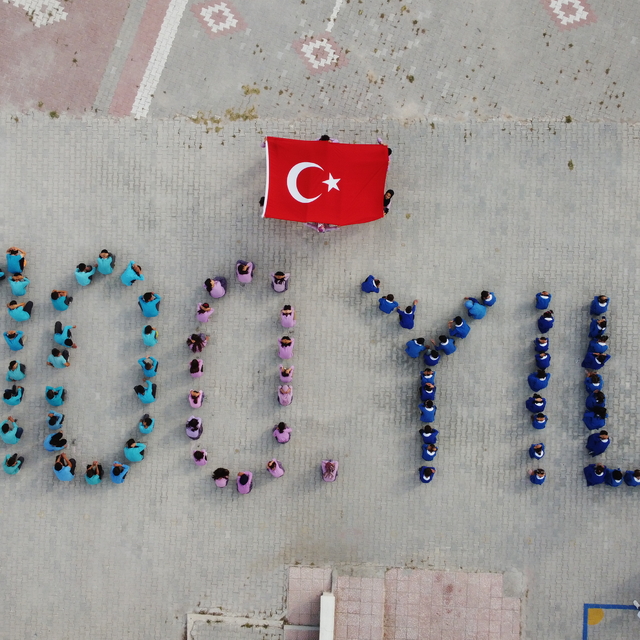 Aksaray'da Cumhuriyetin 100. Yıl kutlamaları kapsamında öğrenciler koreogra...