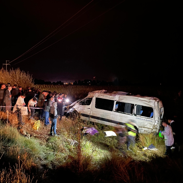 Kahramanmaraş'ta yolcu minibüsünün devrilmesi sonucu 1 kişi öldü, 10 kişi y...