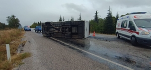 Gönen'de midibüs devrildi, 10 kamu görevlisi yaralandı