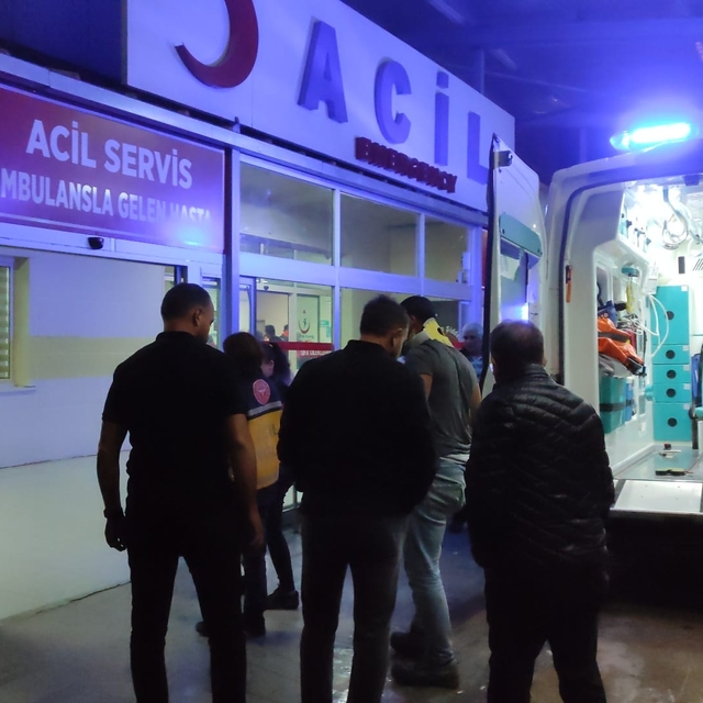 Adana'da iki otomobilin çarpıştığı kazada 7 kişi yaralandı