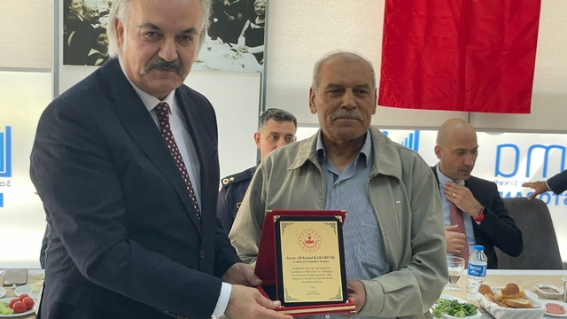 Söke Kaymakamı Akça'dan, görevinde 39 yılı geride bırakan muhtara plaket