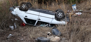 Sivas'ta devrilen otomobildeki 5 kişi yaralandı
