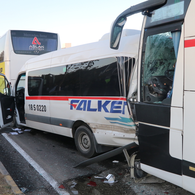 Çankırı'da işçileri taşıyan 3 otobüsle bir minibüsün karıştığı zincirleme k...
