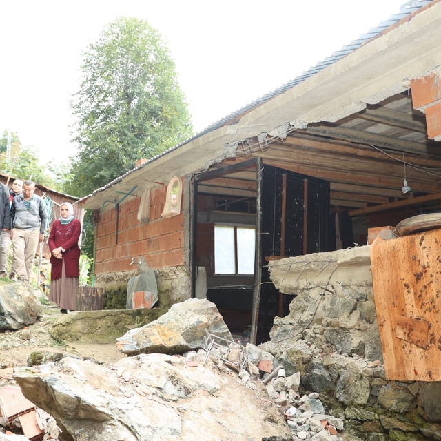 Giresun'da duvarına kaya düşen ev zarar gördü