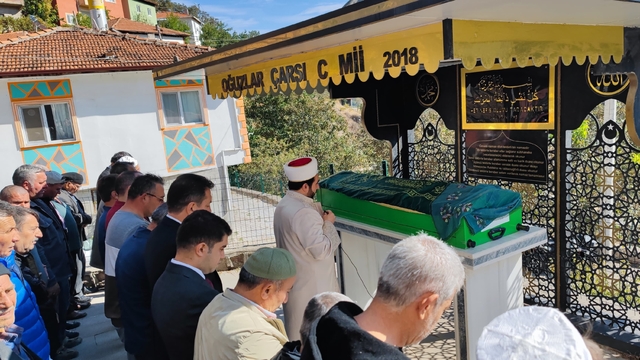 Ankara'da eşi tarafından boğularak öldürülen kadının cenazesi Çorum'da defnedildi