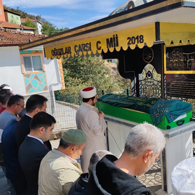 Ankara'da eşi tarafından boğularak öldürülen kadının cenazesi Çorum'da defn...