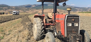 Burdur'da tarlasını sürerken traktörden düşen çiftçi yaralandı 
