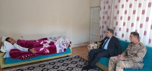 Kaymakamı Özçelik, düşerek yaralanan güvenlik korucusu Erçik'i ziyaret etti...