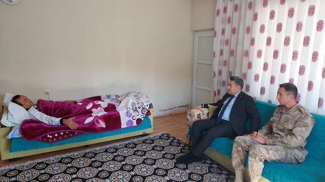 Kaymakamı Özçelik, düşerek yaralanan güvenlik korucusu Erçik'i ziyaret etti.