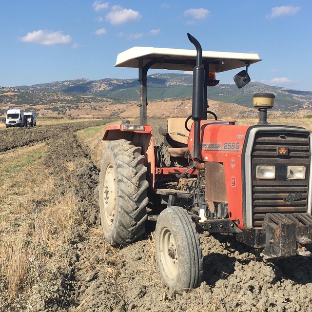 Burdur'da tarlasını sürerken traktörden düşen çiftçi yaralandı