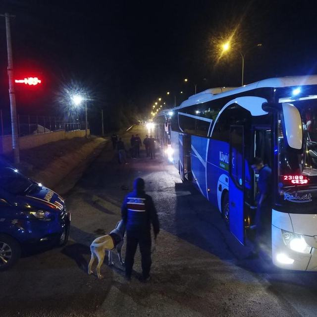Afyonkarahisar'da göçmen kaçakçılığı iddiasıyla yakalanan şüpheli tutukland...