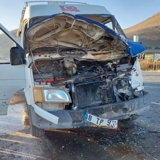 Kayseri'de tarım işçilerini taşıyan minibüs ile yakıt tankeri çarpıştı, 15...