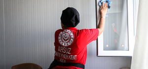 Engelli ve yaşlı depremzedelerin konteyner temizliği ve kişisel bakımı Vefa ekibinden