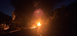 Virajda devrilerek yanan tankerin sürücüsü öldü