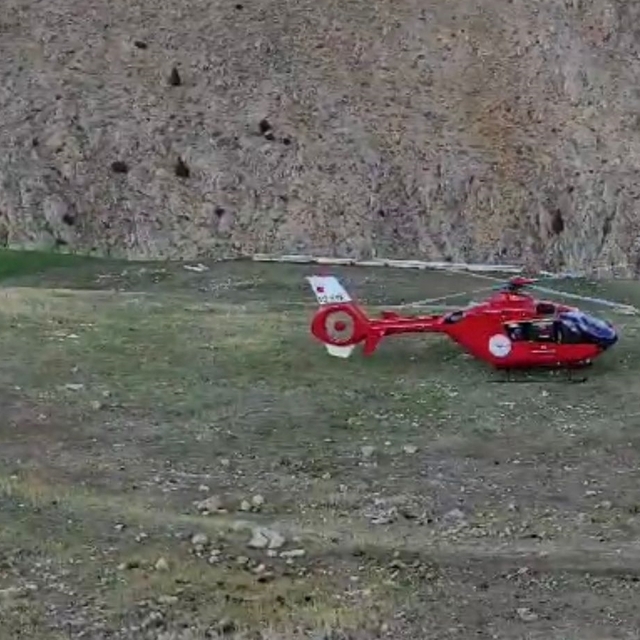 Van'da kayalık alandan devrilen iş makinesindeki 4 kişi yaralandı